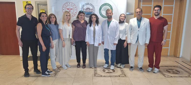 Hastanemizde Radyoloji asistanı olarak görev yapmakta olan Dr. Büşra Öztürk, Radyoloji Kliniği İdari ve Eğitim Sorumlusu Prof. Dr. Özkan ÜNAL ve Eğitim Görevlisi Prof. Dr. Nazan Çiledağ'ın da sınav jürisinde yer aldığı uzmanlık sınavını başarıyla tam